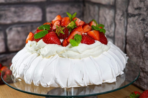 Pavlova mit Erdbeeren