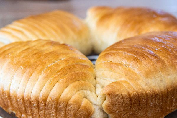 Wenn du deinen Teig so einstichst, wird daraus ein Wolle Rolle Brot